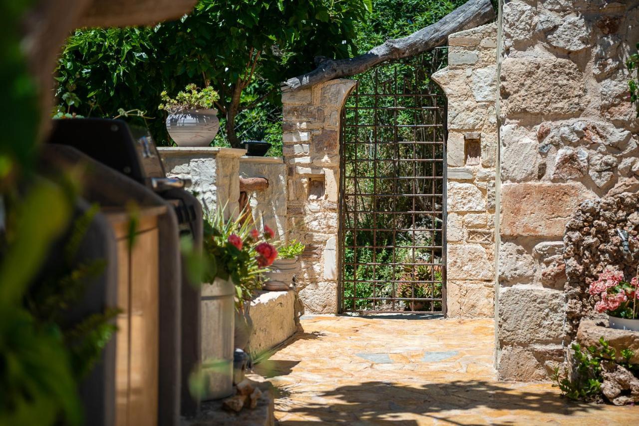 Verekinthos Villas - Pool, Hot Tub, Bbq, Kids Playground, Stunning Mountain Views Yerolákkos Eksteriør bilde