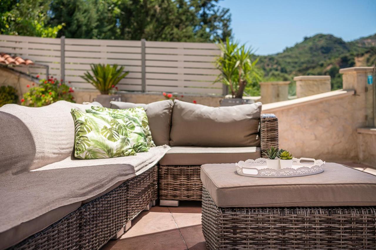 Verekinthos Villas - Pool, Hot Tub, Bbq, Kids Playground, Stunning Mountain Views Yerolákkos Eksteriør bilde